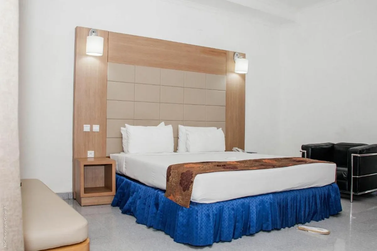 Chambre Standard, lit double, tête de lit en bois