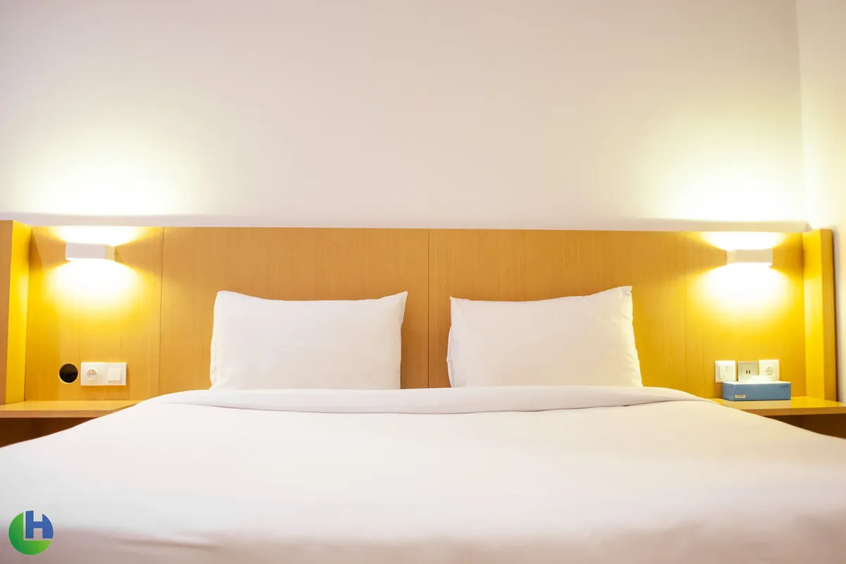 Chambre supérieure, lumineuse, tête de lit bois éclairée