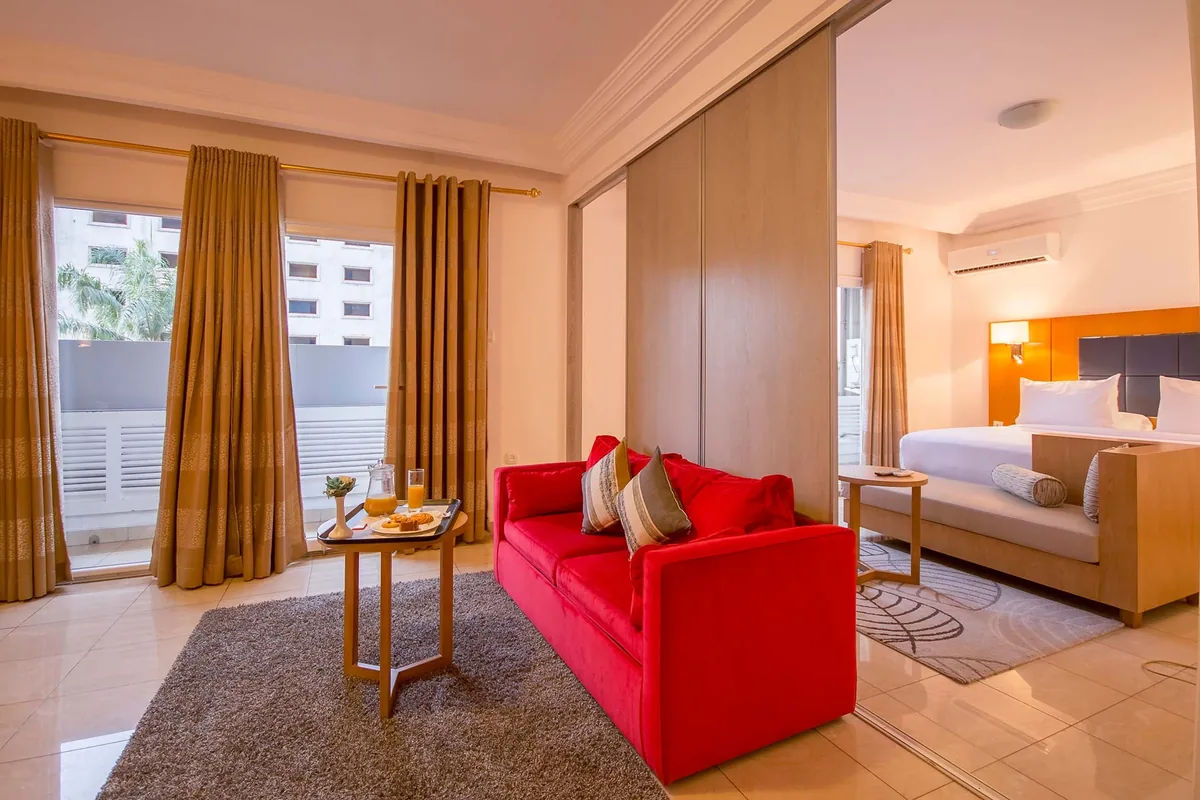 Suite, salon avec canapé et télévision