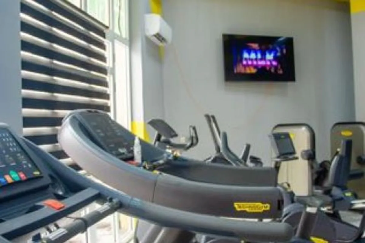 Salle de sport avec tapis de course