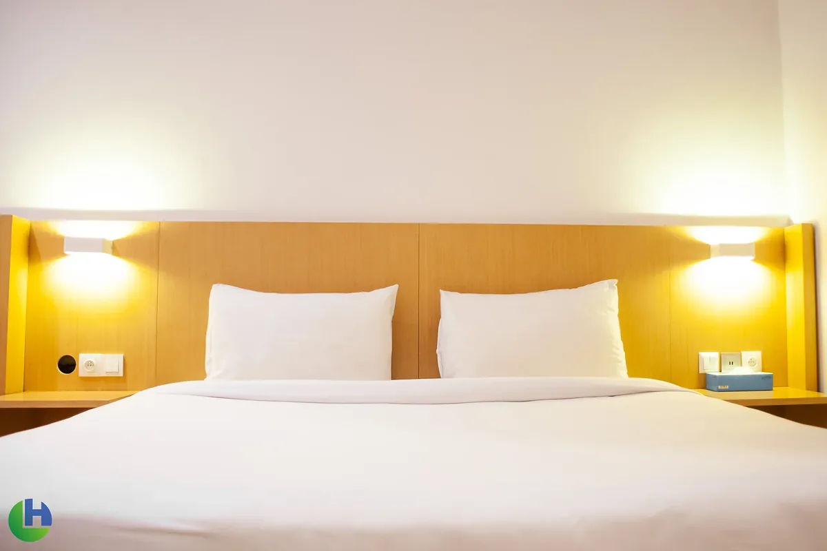 Chambre Standard de l'hôtel Léon, lit double, tête de lit en bois