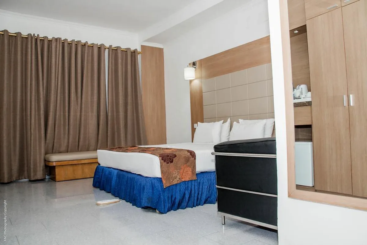 Chambre de l'hôtel Léon, moderne, avec lit double