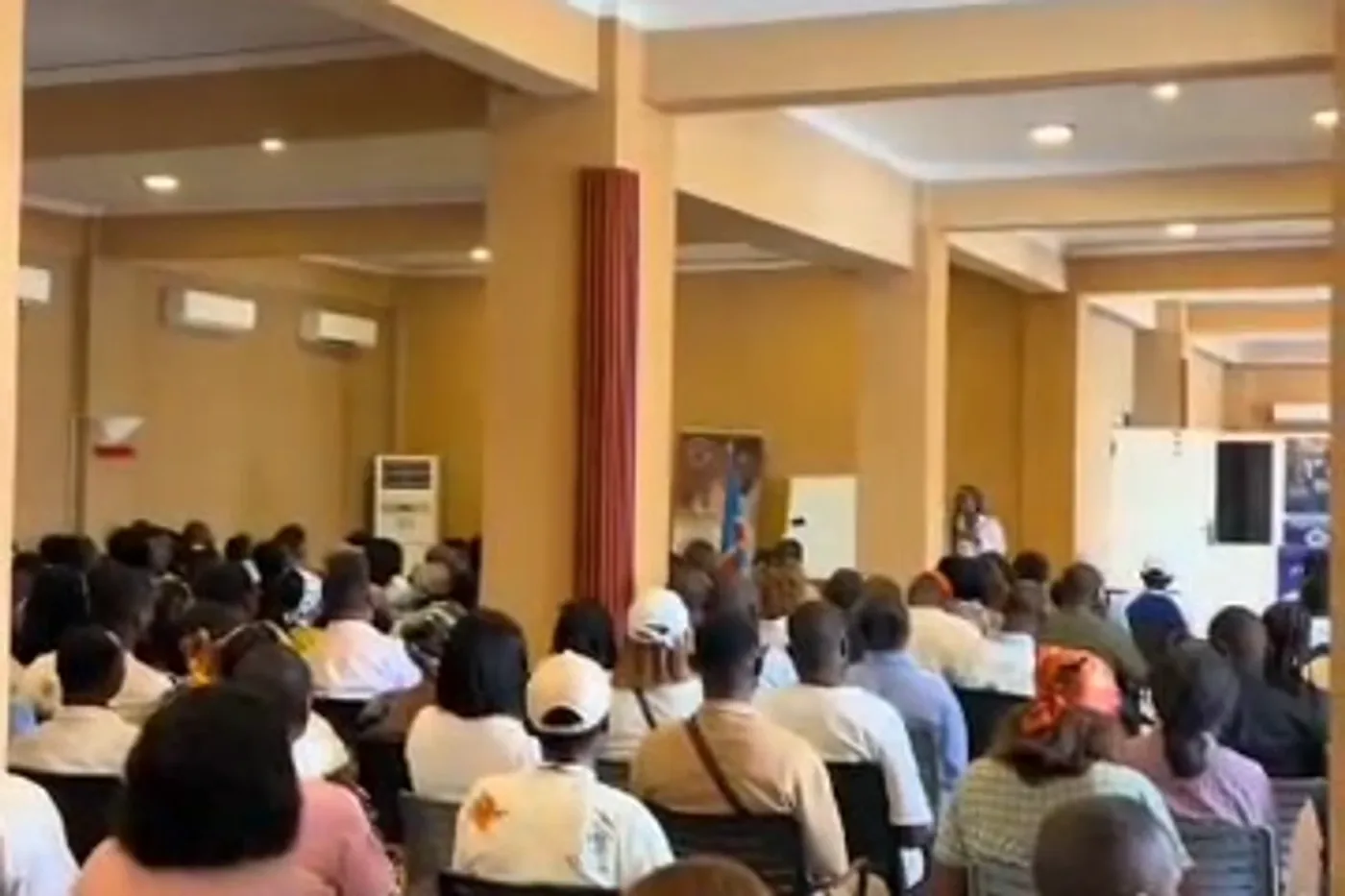 Public attentif lors d'une conférence