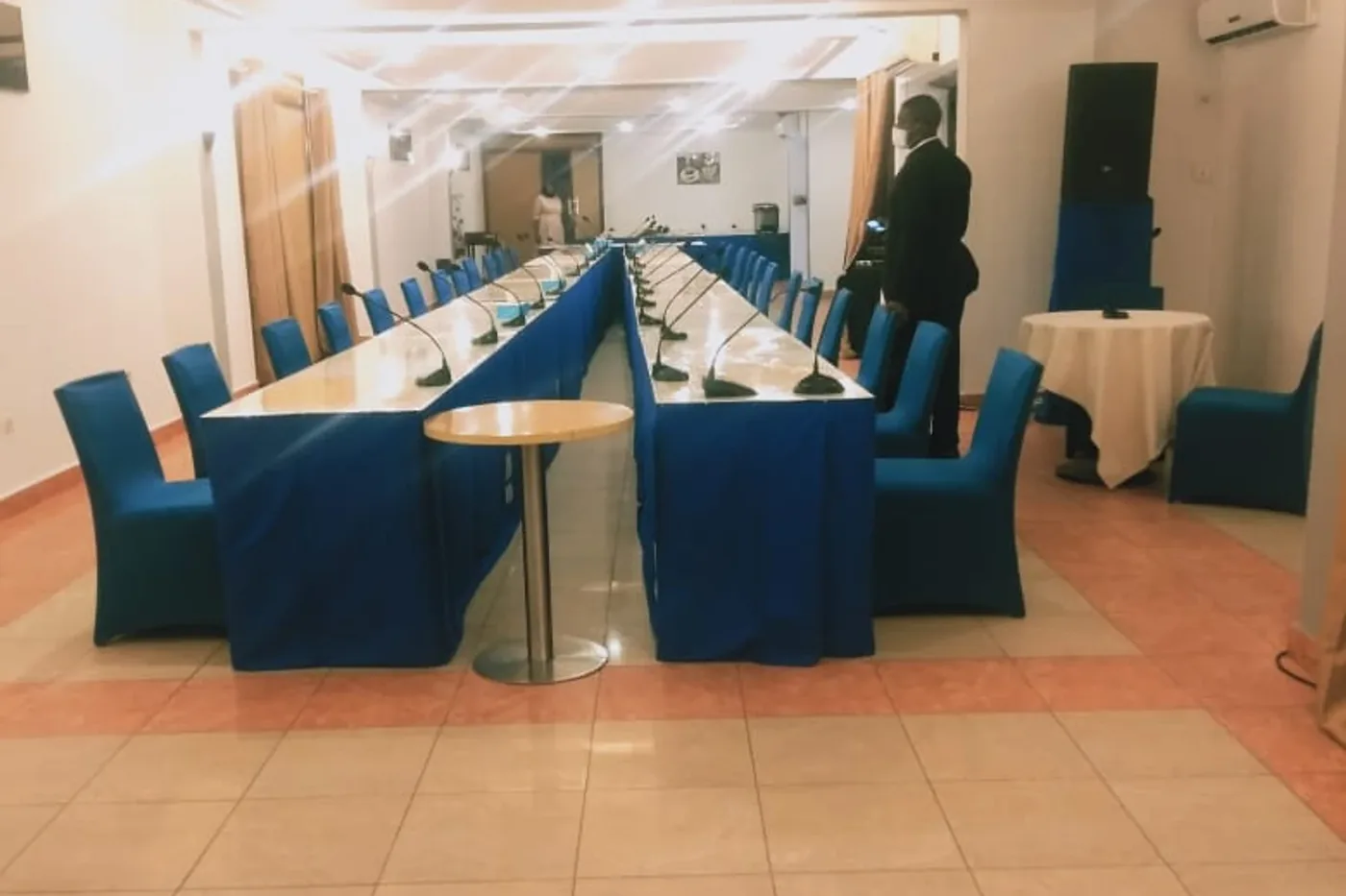 Salle conférence en U, chaises bleues