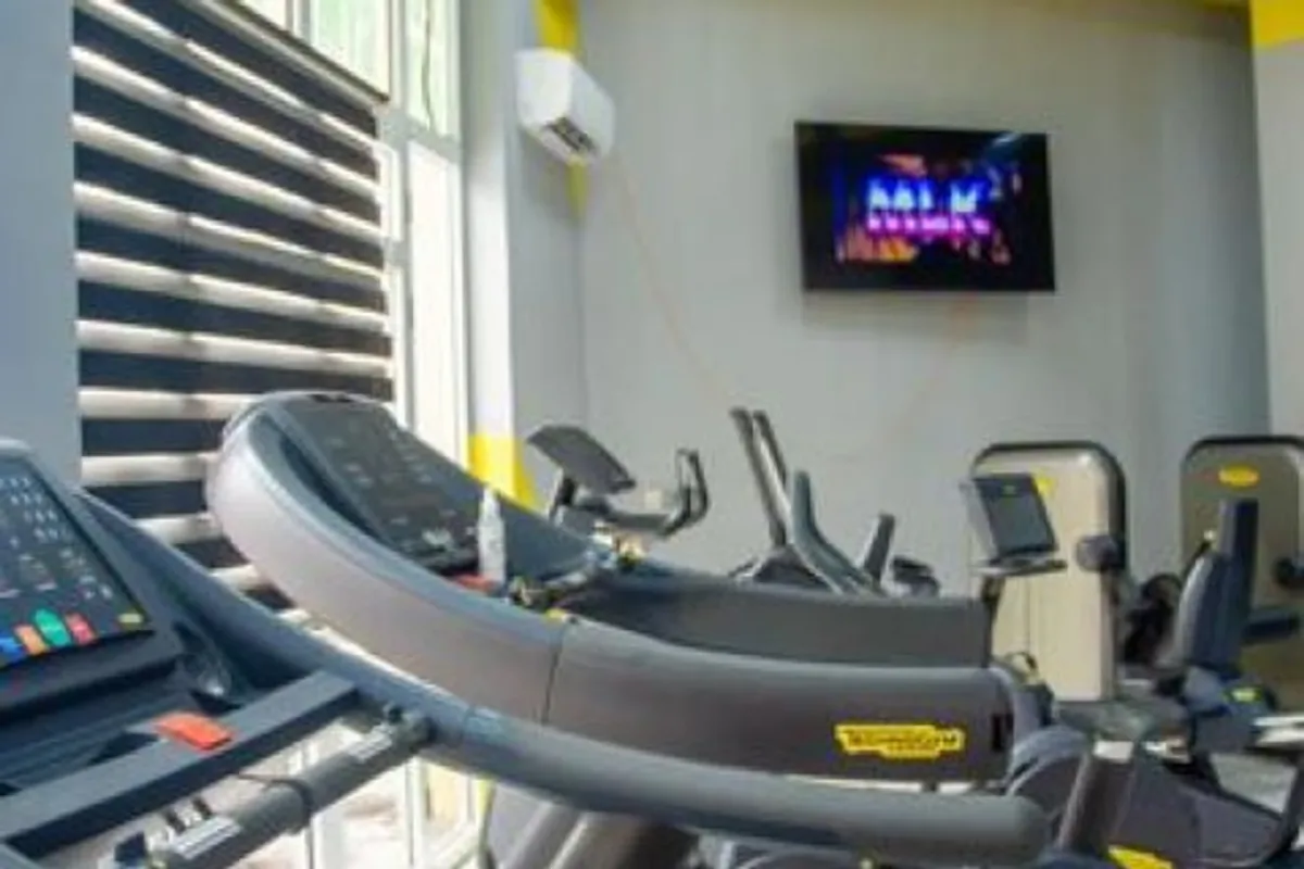 Salle de sport avec tapis de course