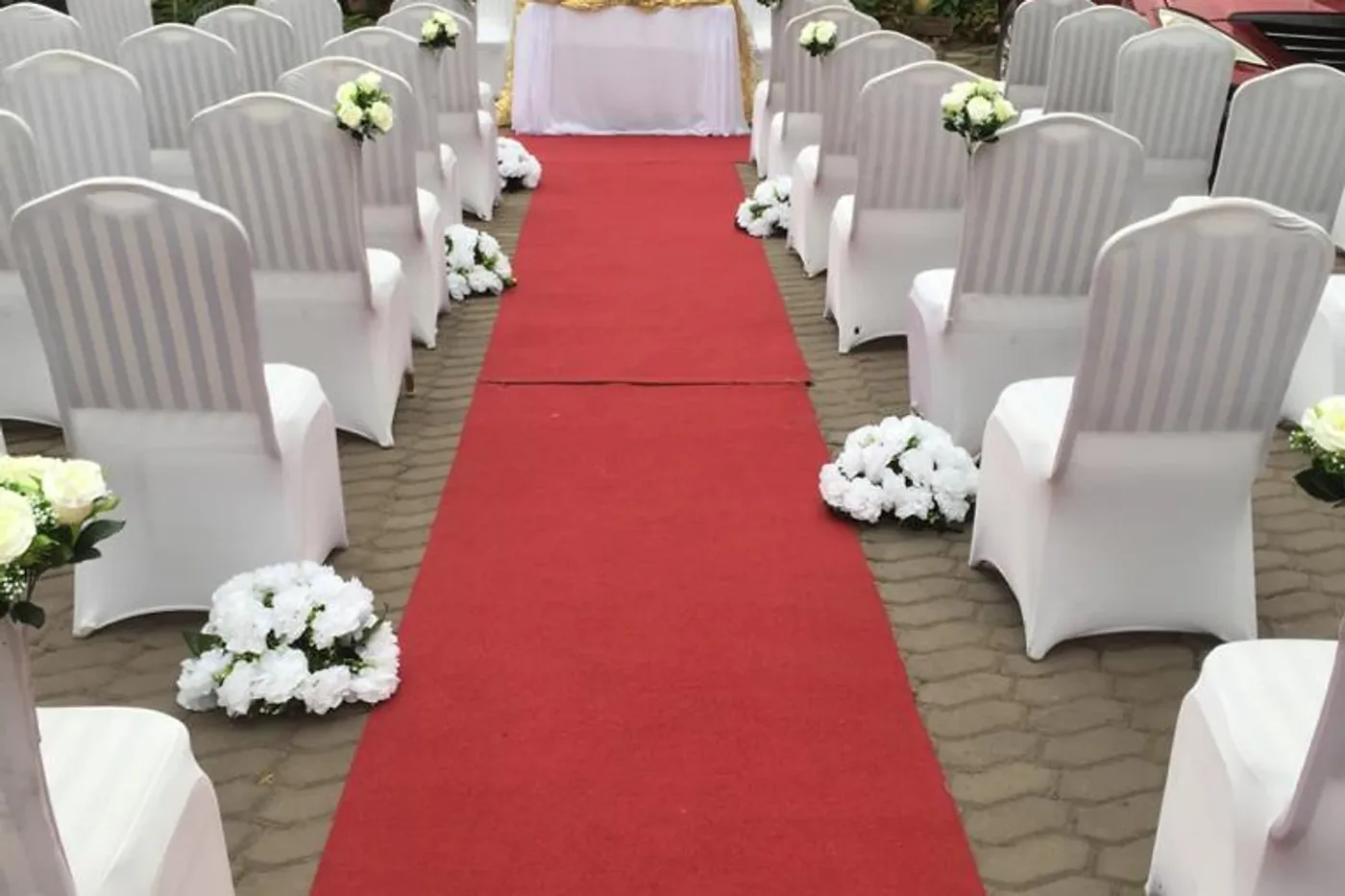 Cérémonie mariage, chaises blanches fleuries