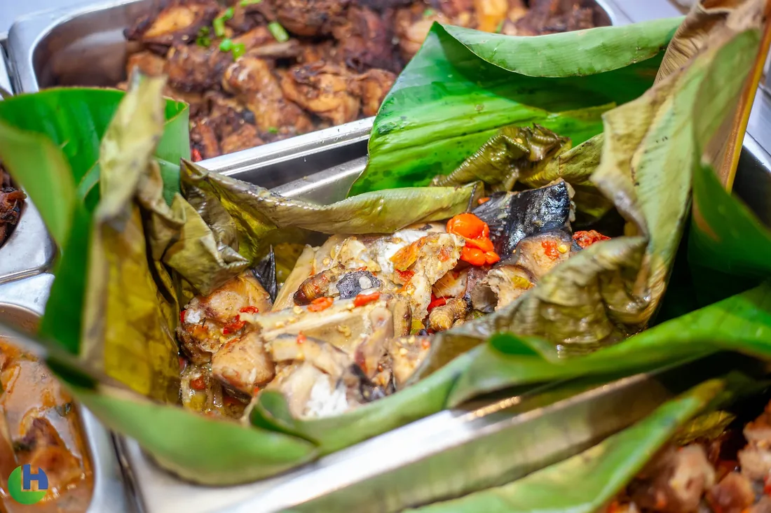 Poisson épicé cuit en feuilles bananier