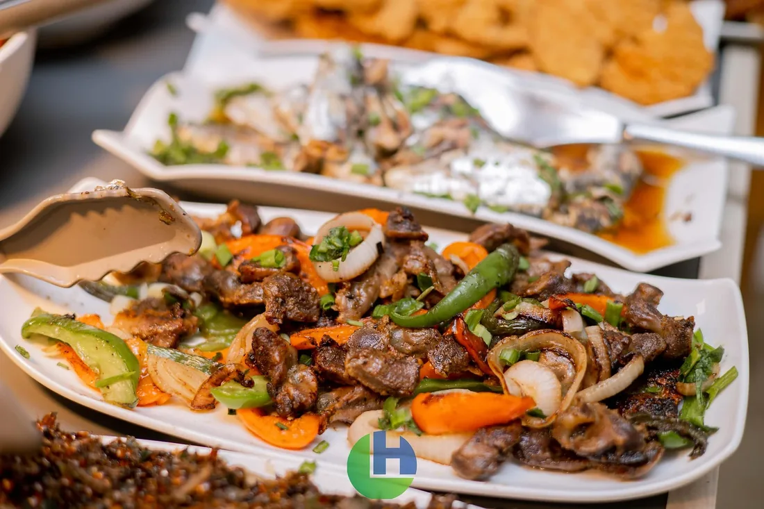 Plats de viande sautée aux légumes
