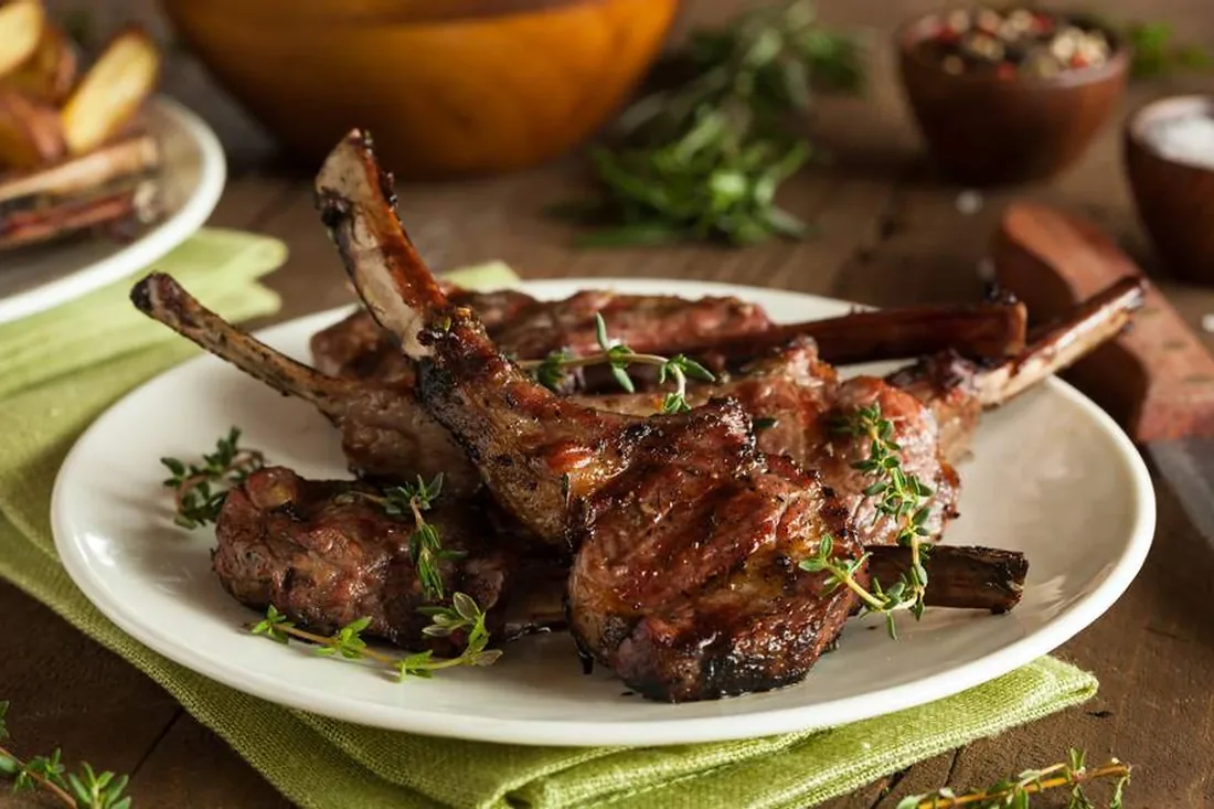 Côtelettes d'agneau grillées au thym