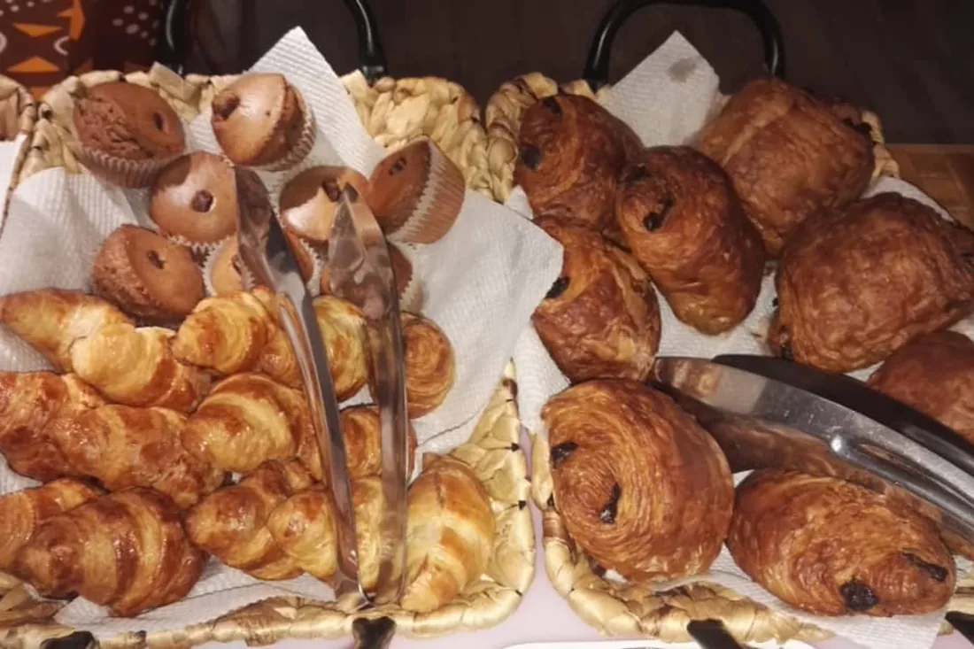 Paniers de viennoiseries et muffins, petit-déjeuner
