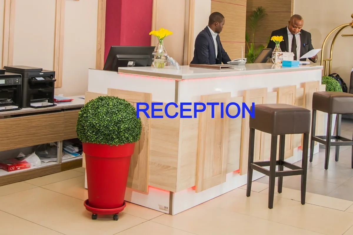 Réception hôtel avec personnel en costume
