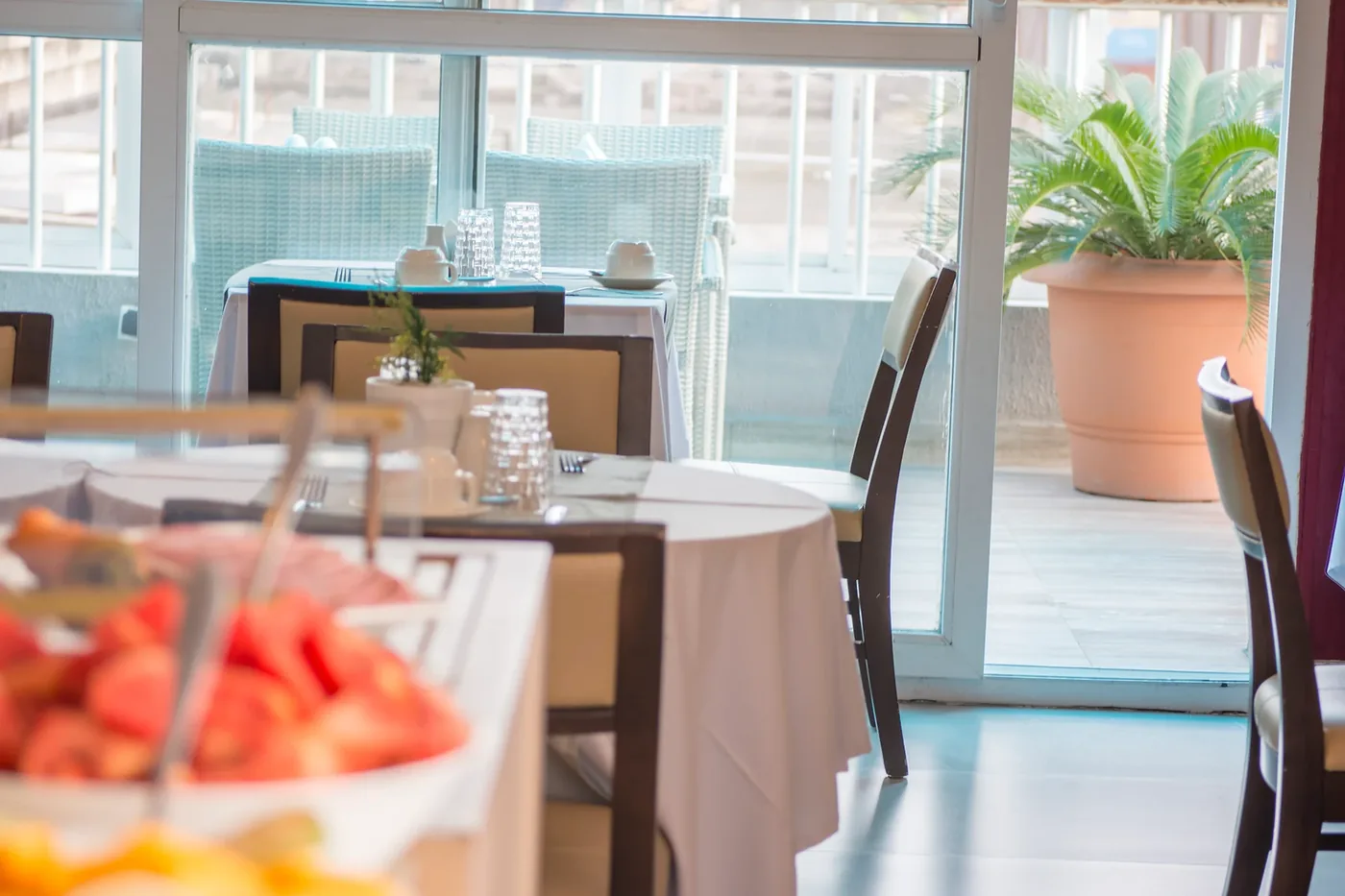 Salle du restaurant de l'hôtel Léon, lumineuse, avec buffet