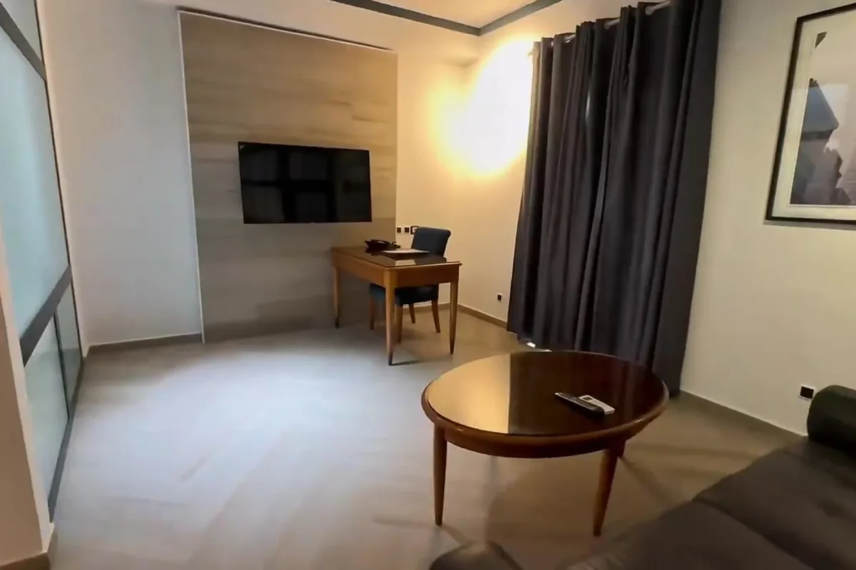 Suite de l'hôtel Léon, télévision, bureau et canapé