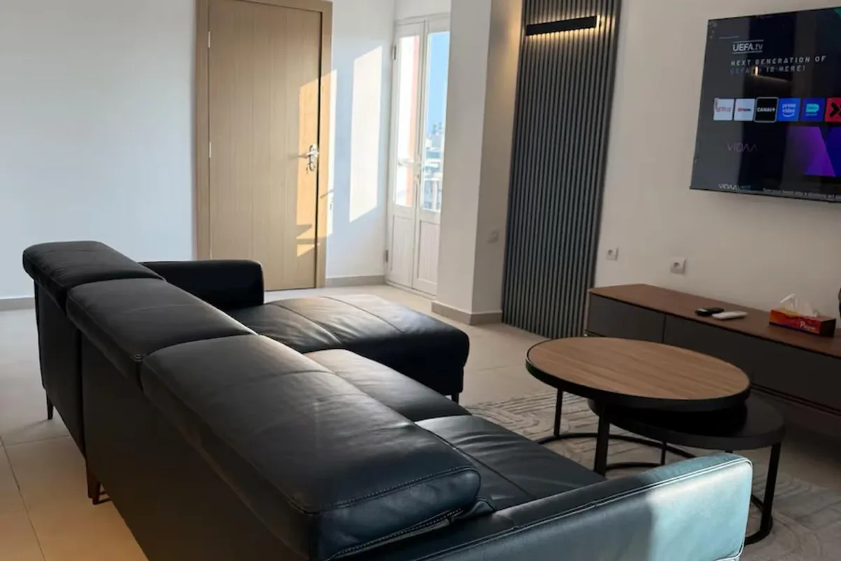Salon de suite de l'hôtel Léon, canapé en cuir, TV